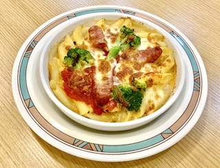 ブロッコリーとソーセージのペンネグラタンをご紹介します